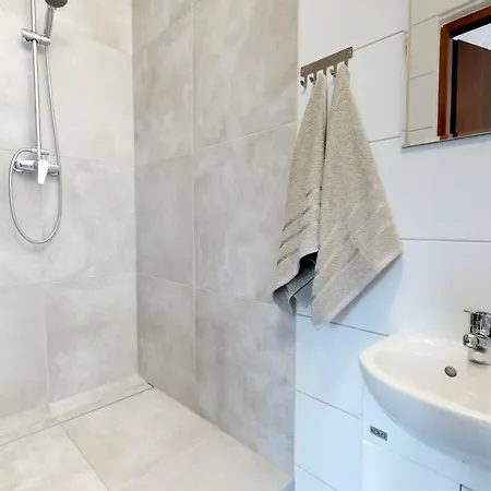 New Whitehouse Проживание в семье *