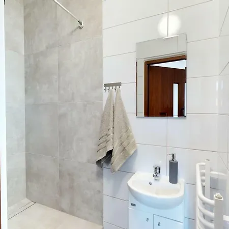 New Whitehouse Проживание в семье